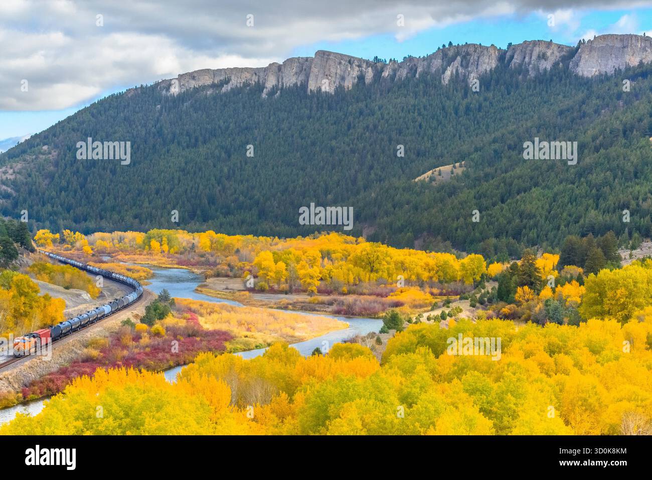 entraînez-vous le long de la rivière clark fork sous de hautes falaises en automne près de drummond, montana Banque D'Images entraînez-vous le long de la rivière clark fork sous de hautes falaises en automne près de drummond, montana Banque D'Images