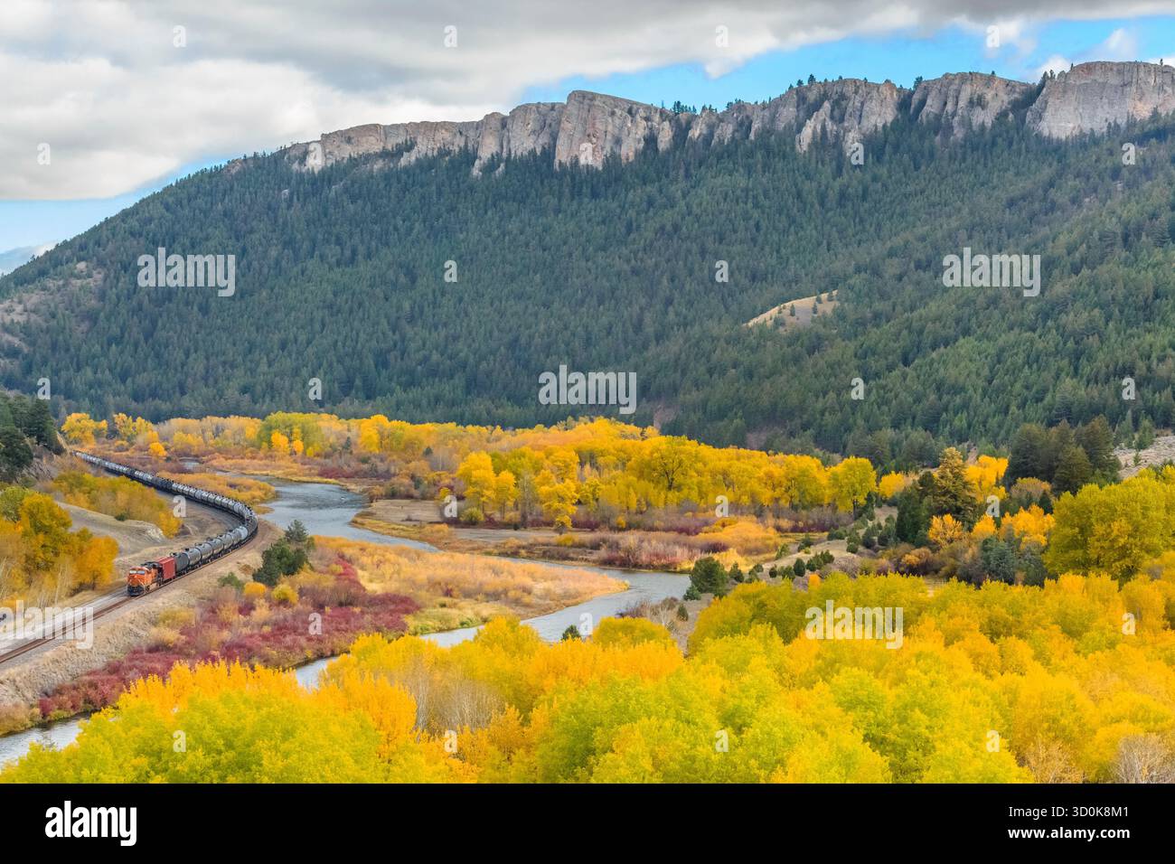 entraînez-vous le long de la rivière clark fork sous de hautes falaises en automne près de drummond, montana Banque D'Images entraînez-vous le long de la rivière clark fork sous de hautes falaises en automne près de drummond, montana Banque D'Images