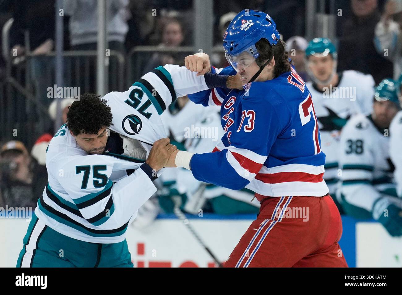 New York Rangers' Matt Rempe, right, fights with San Jose Sharks' Ryan Reaves during the first period of an NHL hockey game in New York, Thursday, Oct. 23, 2025. (AP Photo/Seth Wenig) Banque D'Images