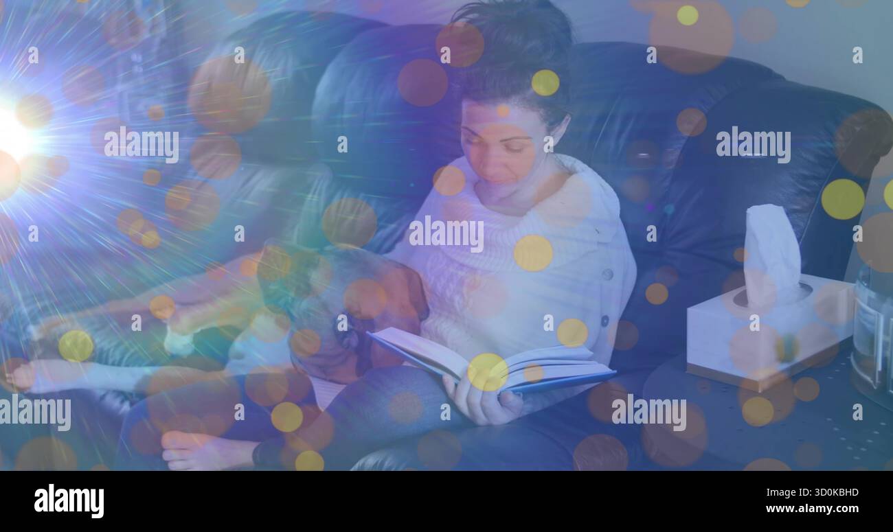 Lecture mère et enfant livre de lecture sur canapé dans le salon, avec boîte à mouchoirs, lumière parasite Banque D'Images