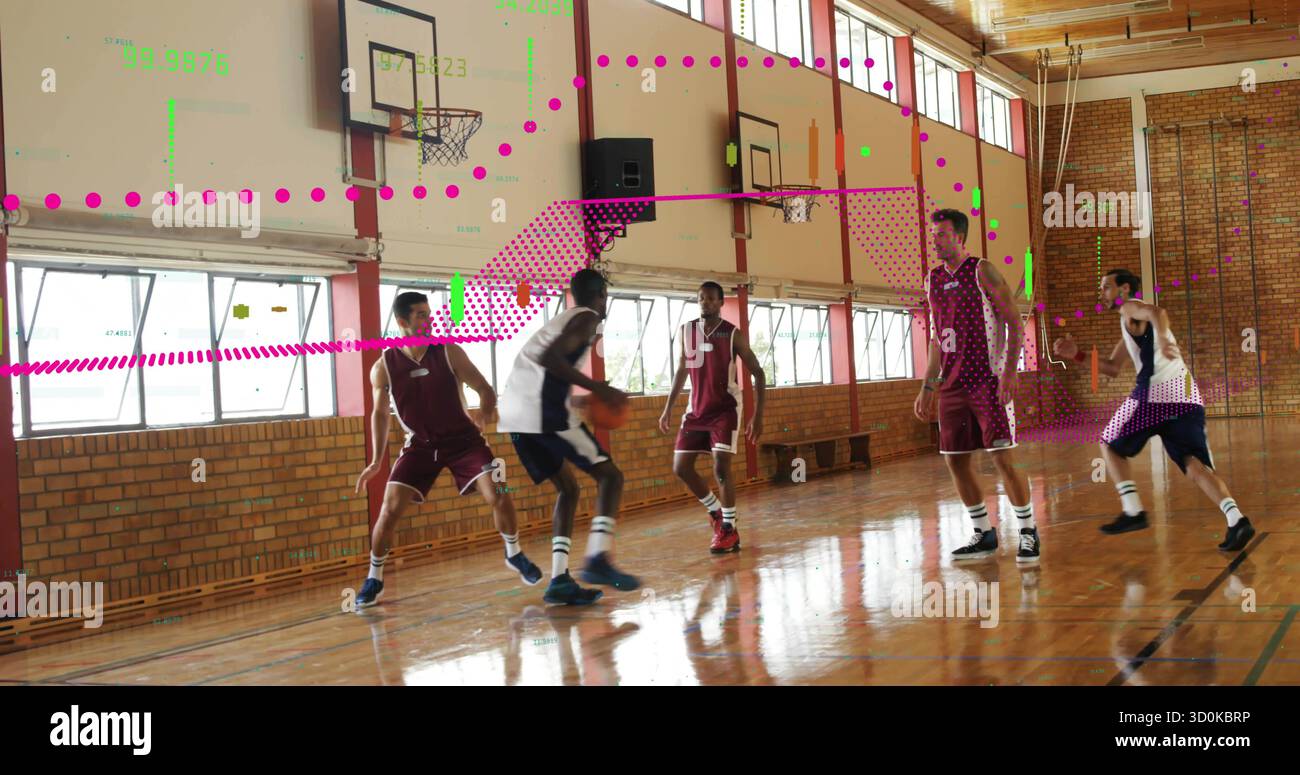 Joueur afro-américain dribble dans un court de navigation en uniforme blanc, avec défenseurs et basket-ball Banque D'Images