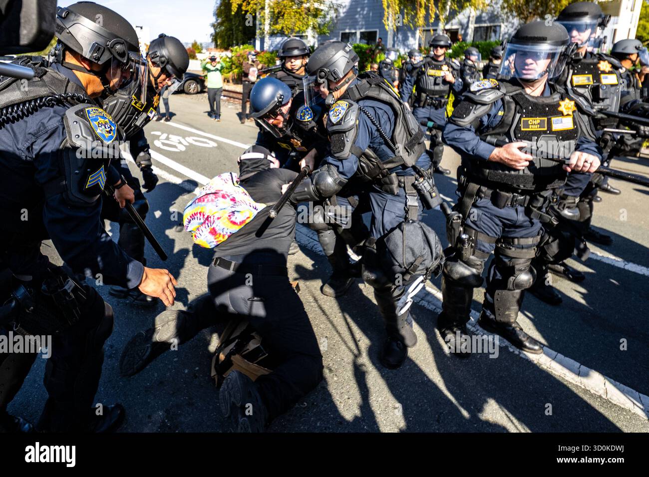 Oakland, Californie, États-Unis. 23 octobre 2025. 23 octobre 2025 : des officiers du CHP en tenue anti-émeute attrapent un manifestant qui l'emmène à terre lors d'une manifestation anti-glace au pont de l'île des gardes-côtes à Oakland VERS LE 23 octobre 2025 (image crédit : © Trinity Machan/ZUMA Press Wire) USAGE ÉDITORIAL SEULEMENT ! Non destiné à UN USAGE commercial ! Banque D'Images Oakland, Californie, États-Unis. 23 octobre 2025. 23 octobre 2025 : des officiers du CHP en tenue anti-émeute attrapent un manifestant qui l'emmène à terre lors d'une manifestation anti-glace au pont de l'île des gardes-côtes à Oakland VERS LE 23 octobre 2025 (image crédit : © Trinity Machan/ZUMA Press Wire) USAGE ÉDITORIAL SEULEMENT ! Non destiné à UN USAGE commercial ! Banque D'Images