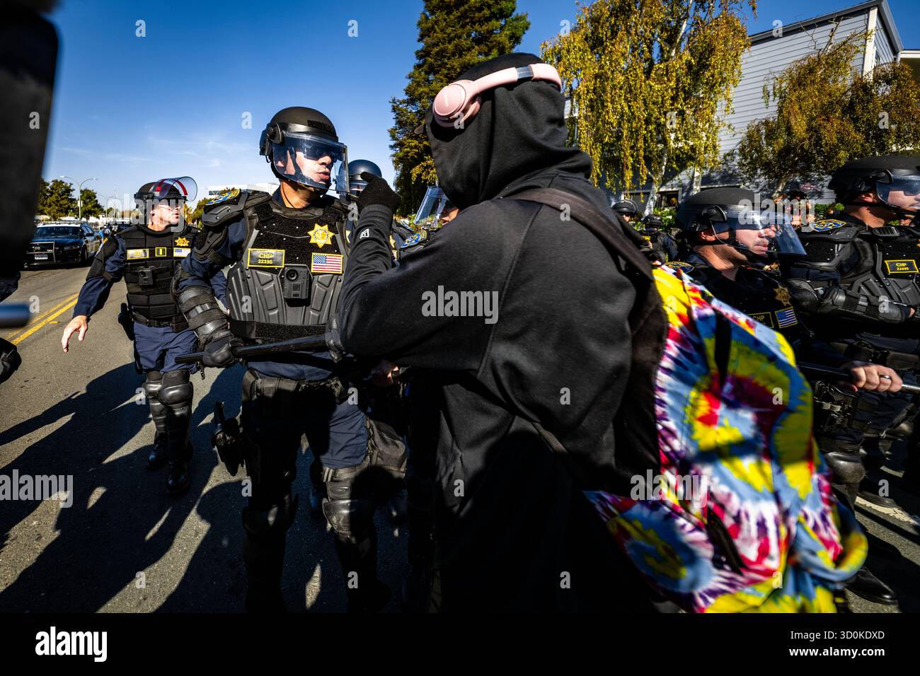 Oakland, Californie, États-Unis. 23 octobre 2025. 23 octobre 2025 : les officiers du CHP en tenue anti-émeute repoussent les manifestants lors d'une manifestation anti-glace au pont de l'île des gardes-côtes à Oakland, VERS LE 23 octobre 2025 (image crédit : © Trinity Machan/ZUMA Press Wire) USAGE ÉDITORIAL SEULEMENT ! Non destiné à UN USAGE commercial ! Banque D'Images Oakland, Californie, États-Unis. 23 octobre 2025. 23 octobre 2025 : les officiers du CHP en tenue anti-émeute repoussent les manifestants lors d'une manifestation anti-glace au pont de l'île des gardes-côtes à Oakland, VERS LE 23 octobre 2025 (image crédit : © Trinity Machan/ZUMA Press Wire) USAGE ÉDITORIAL SEULEMENT ! Non destiné à UN USAGE commercial ! Banque D'Images