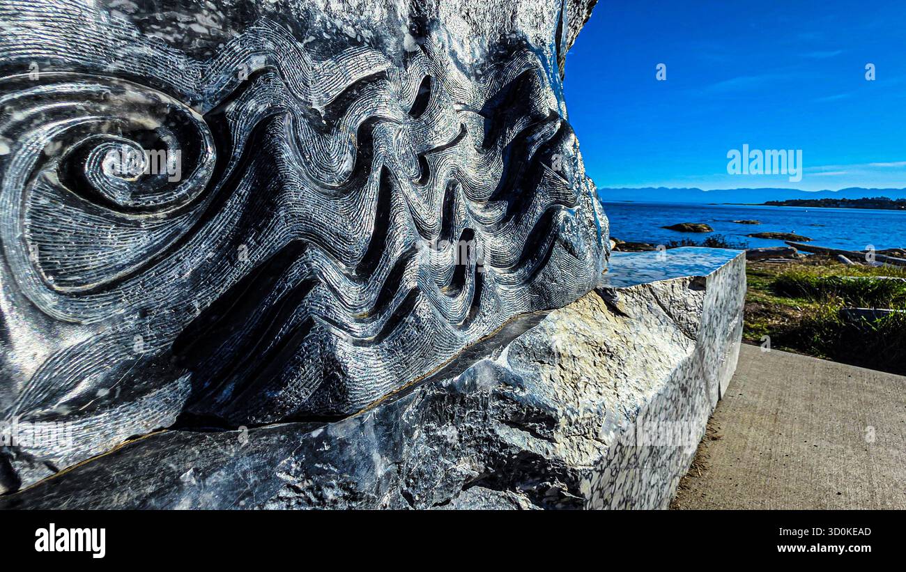 Sculpture sur pierre côtière avec vue sur l'océan - Image de stock capturée avec un smartphone