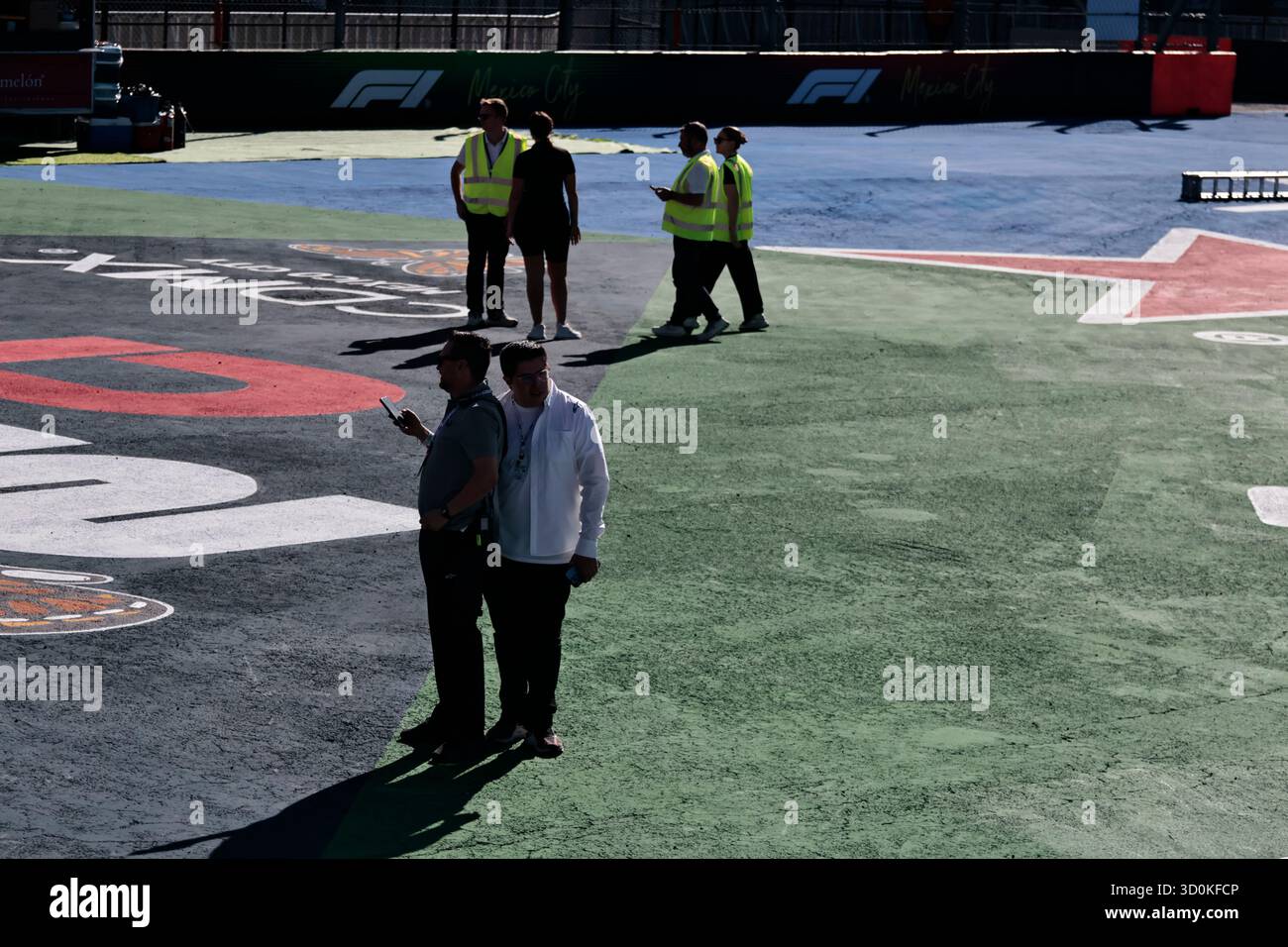 Mexique, CDMX, Mexique. 23 octobre 2025. Le gouvernement de Mexico et les organisateurs du circuit de formule 1 ont effectué une tournée pré-course de l'AUTODROMO HERMANOS RODRIGUEZ. Au cours de cette tournée, ils ont expliqué les sections à grande vitesse, les virages dangereux et les entrées de fosse. Plus tard, le chef du gouvernement, CLARA BRUGADA, et le président du Grand Prix F1 de Mexico, ALEJANDRO SOBERON KURI, ont discuté de la présence continue de la F1 au Mexique jusqu'en 2028 et ont présenté le pavillon du Mexique, un endroit où les coureurs peuvent apprécier la valeur et l'importance de la culture mexicaine. En même temps, ils Banque D'Images Mexique, CDMX, Mexique. 23 octobre 2025. Le gouvernement de Mexico et les organisateurs du circuit de formule 1 ont effectué une tournée pré-course de l'AUTODROMO HERMANOS RODRIGUEZ. Au cours de cette tournée, ils ont expliqué les sections à grande vitesse, les virages dangereux et les entrées de fosse. Plus tard, le chef du gouvernement, CLARA BRUGADA, et le président du Grand Prix F1 de Mexico, ALEJANDRO SOBERON KURI, ont discuté de la présence continue de la F1 au Mexique jusqu'en 2028 et ont présenté le pavillon du Mexique, un endroit où les coureurs peuvent apprécier la valeur et l'importance de la culture mexicaine. En même temps, ils Banque D'Images