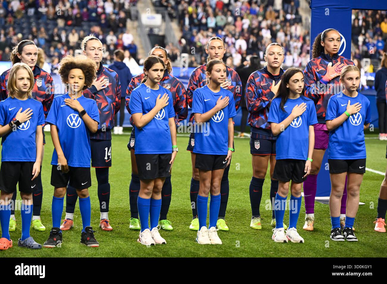 Chester, Pennsylvanie, États-Unis. 23 octobre 2025. Les escortes USWNT et Kid pendant l'hymne national au parc Subaru à Chester PA (crédit image : © Ricky Fitchett/ZUMA Press Wire) USAGE ÉDITORIAL SEULEMENT ! Non destiné à UN USAGE commercial ! Banque D'Images Chester, Pennsylvanie, États-Unis. 23 octobre 2025. Les escortes USWNT et Kid pendant l'hymne national au parc Subaru à Chester PA (crédit image : © Ricky Fitchett/ZUMA Press Wire) USAGE ÉDITORIAL SEULEMENT ! Non destiné à UN USAGE commercial ! Banque D'Images