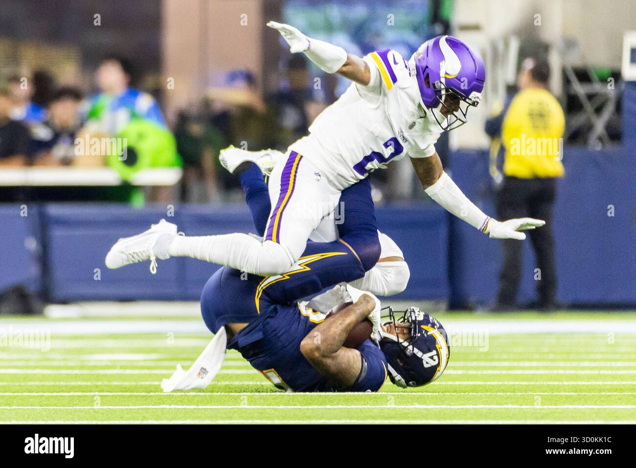 Los Angeles, Californie, États-Unis. 23 octobre 2025. Le cornerback des Vikings du Minnesota Isaiah Rodgers #2 saute sur le récepteur large des Chargers de Los Angeles Keenan Allen #13 lors d'un match de football de la NFL au SoFi Stadium, jeudi 23 octobre 2025, à Inglewood, Calif. (Image crédit : © Ringo Chiu/ZUMA Press Wire) USAGE ÉDITORIAL SEULEMENT ! Non destiné à UN USAGE commercial ! Banque D'Images Los Angeles, Californie, États-Unis. 23 octobre 2025. Le cornerback des Vikings du Minnesota Isaiah Rodgers #2 saute sur le récepteur large des Chargers de Los Angeles Keenan Allen #13 lors d'un match de football de la NFL au SoFi Stadium, jeudi 23 octobre 2025, à Inglewood, Calif. (Image crédit : © Ringo Chiu/ZUMA Press Wire) USAGE ÉDITORIAL SEULEMENT ! Non destiné à UN USAGE commercial ! Banque D'Images