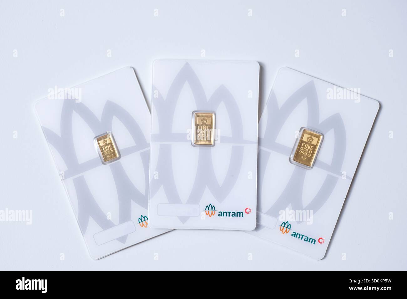 Pekanbaru, Indonésie - 16 septembre 2025 : or fin ou logam mulia emas pour investissement, produit par PT Aneka Tambang Indonesia. Lingots d'or Antam. Banque D'Images