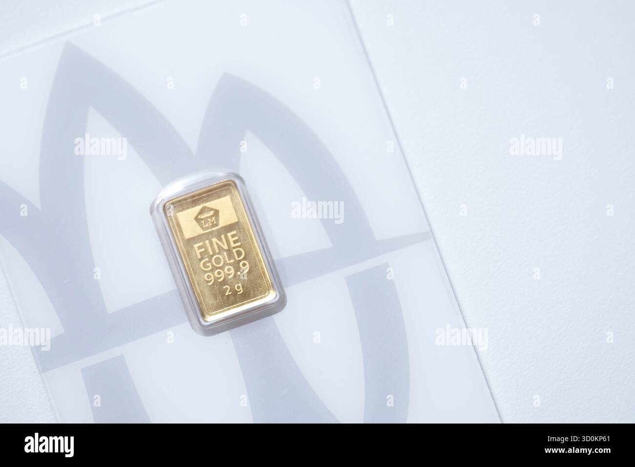 Pekanbaru, Indonésie - 16 septembre 2025 : lingots d'or pur pesant 2 grammes fabriqués par PT. Antam Indonesia isolé sur fond blanc Banque D'Images
