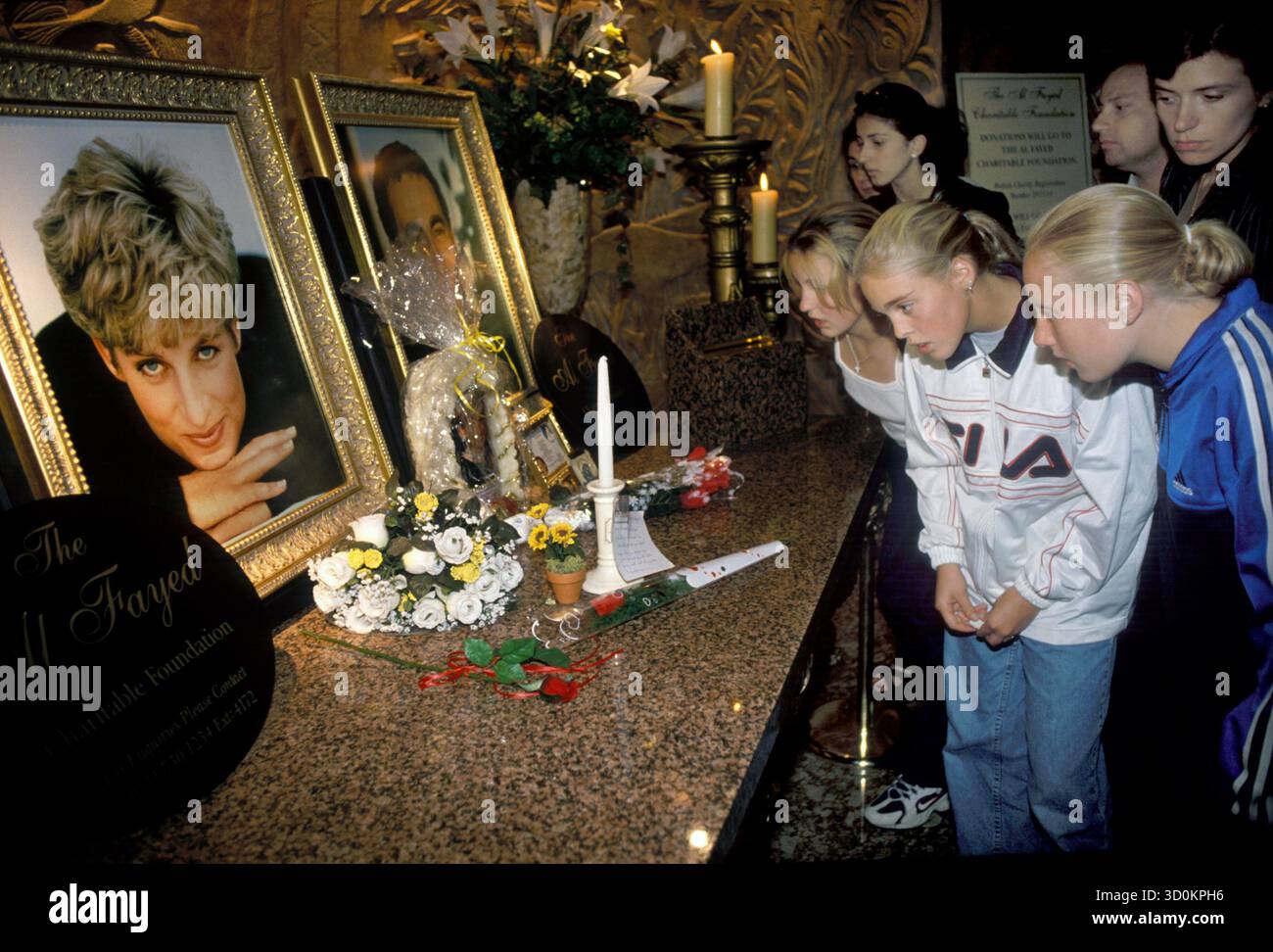 Princesse de Galles et Dodi Fayed Harrods visiteurs du grand magasin au sanctuaire commémoratif de Diana et Dodi. LONDRES 1998 1990S ROYAUME-UNI HOMER SYKES Banque D'Images