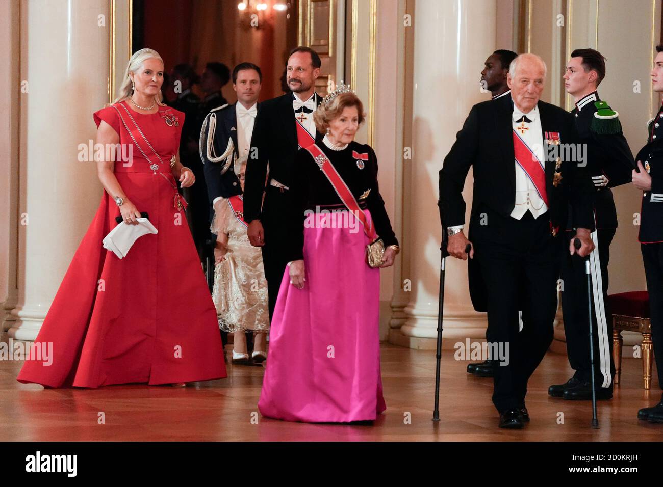 Oslo 20251023. Le roi Harald, la reine Sonja, le prince héritier Haakon et la princesse héritière mette-Marit en route pour le dîner Storting au Palais. Le roi Harald et la reine Sonja organisent un dîner pour les représentants du Storting au palais. Le prince héritier Haakon et la princesse héritière mette-Marit seront également présents. Photo : Terje Pedersen / NTB ce texte est traduit automatiquement Banque D'Images