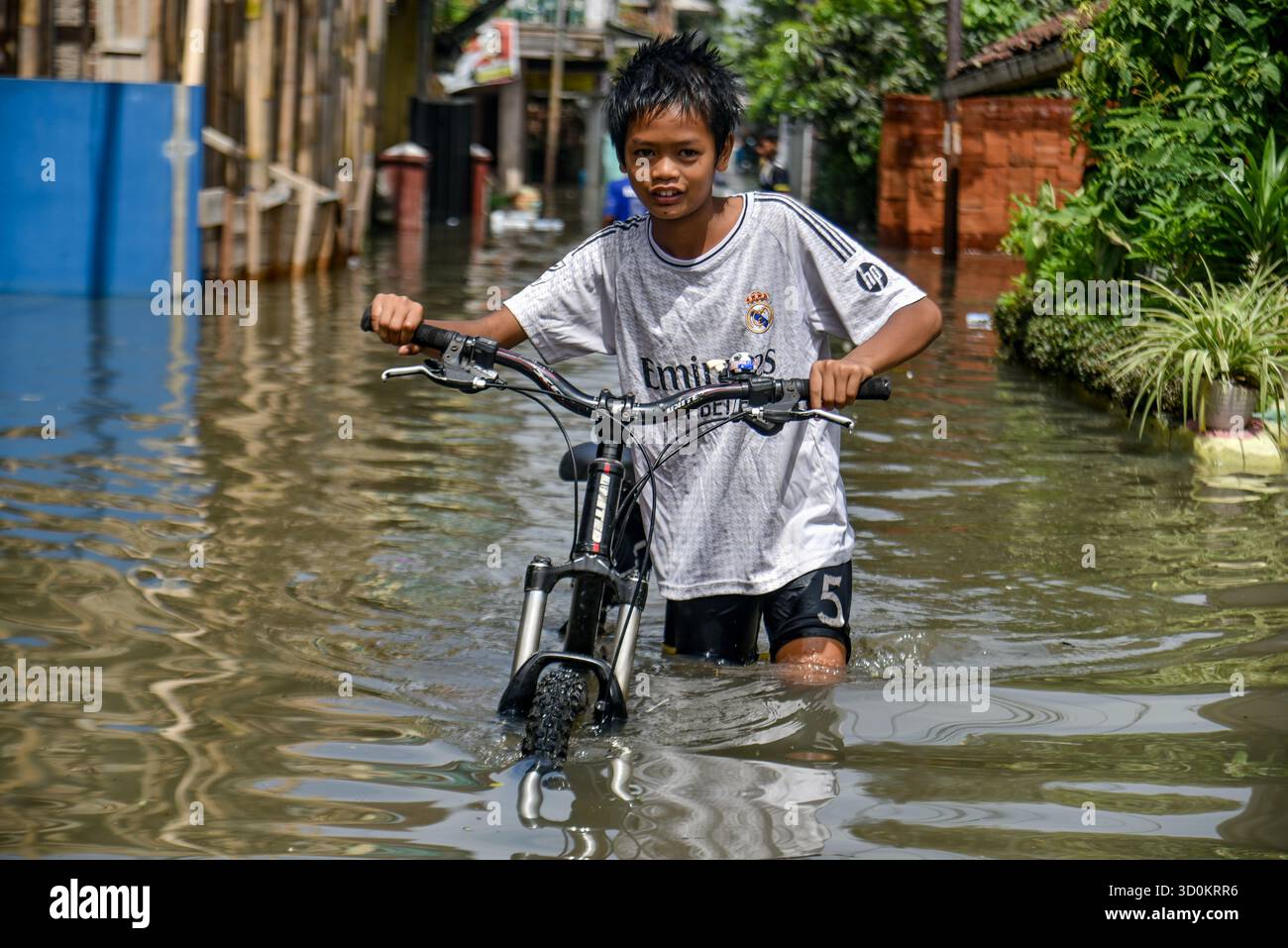 Bandung Regency, Java occidental, Indonésie. 24 octobre 2025. Un enfant pousse son vélo pendant les inondations dans le village de Bojongasih, Dayeuhkolot, Bandung Regency, Java occidental. Les fortes pluies qui ont frappé Bandung jeudi ont laissé des centaines de maisons et de routes dans Bandung Regency submergées par des eaux de crue atteignant 40 centimètres de profondeur. (Crédit image : © Dimas Rachmatsyah/ZUMA Press Wire) USAGE ÉDITORIAL SEULEMENT ! Non destiné à UN USAGE commercial ! Banque D'Images Bandung Regency, Java occidental, Indonésie. 24 octobre 2025. Un enfant pousse son vélo pendant les inondations dans le village de Bojongasih, Dayeuhkolot, Bandung Regency, Java occidental. Les fortes pluies qui ont frappé Bandung jeudi ont laissé des centaines de maisons et de routes dans Bandung Regency submergées par des eaux de crue atteignant 40 centimètres de profondeur. (Crédit image : © Dimas Rachmatsyah/ZUMA Press Wire) USAGE ÉDITORIAL SEULEMENT ! Non destiné à UN USAGE commercial ! Banque D'Images