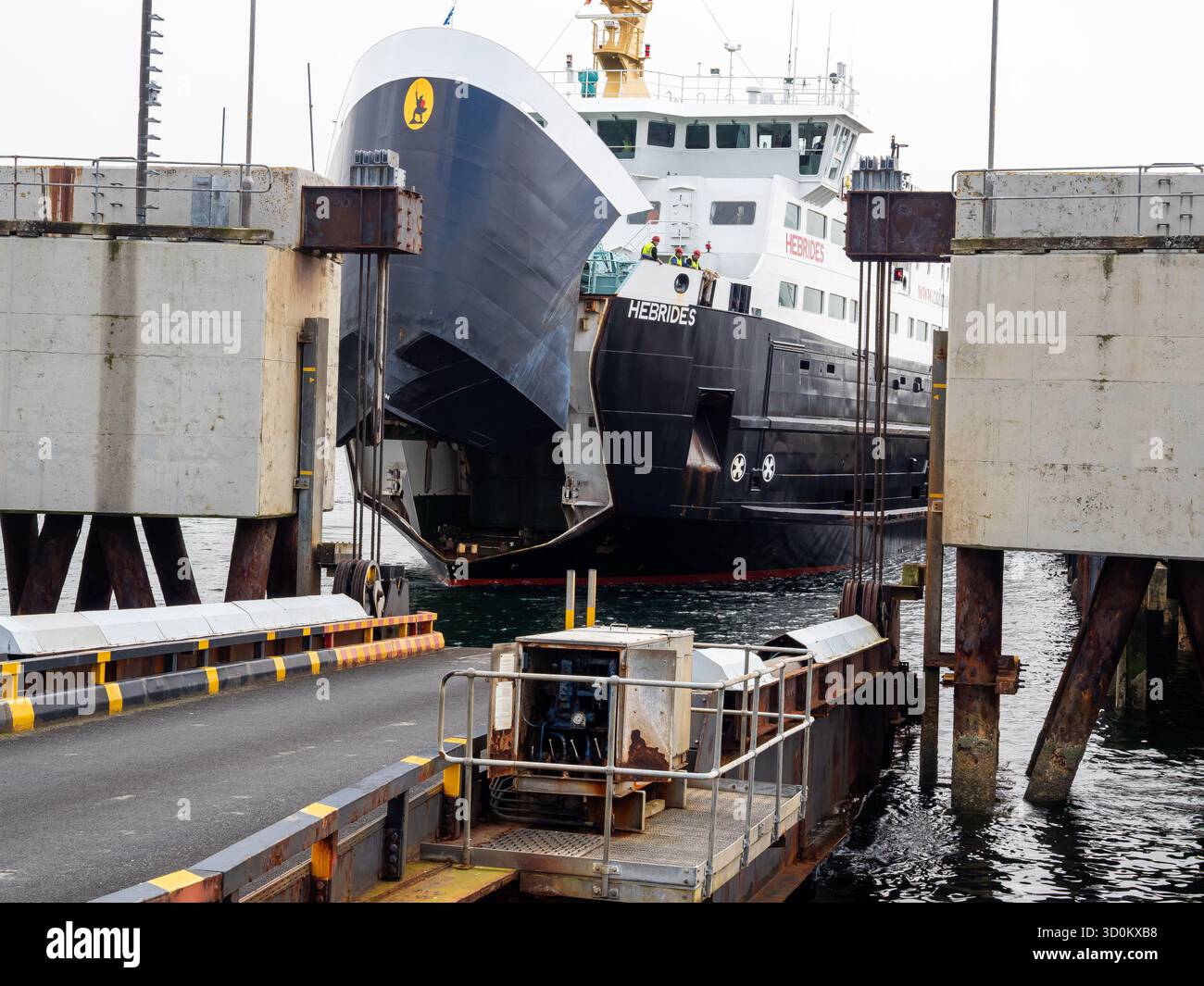 Ferry MV Hébrides amarrage à l'embarcadère sur l'île de Skye Banque D'Images