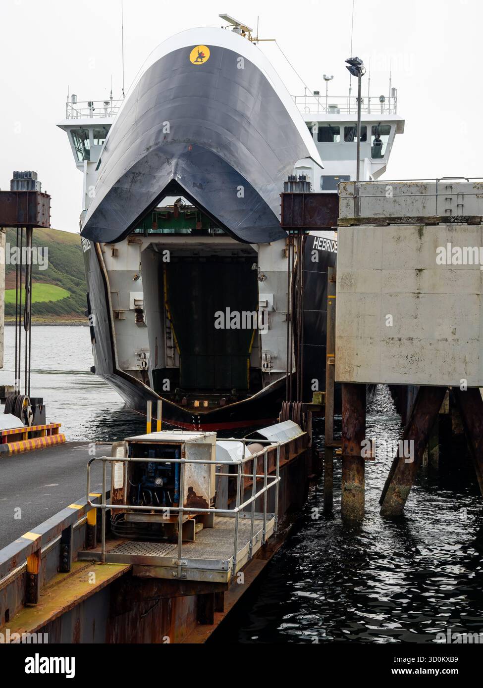 Ferry MV Hébrides amarrage à l'embarcadère sur l'île de Skye Banque D'Images