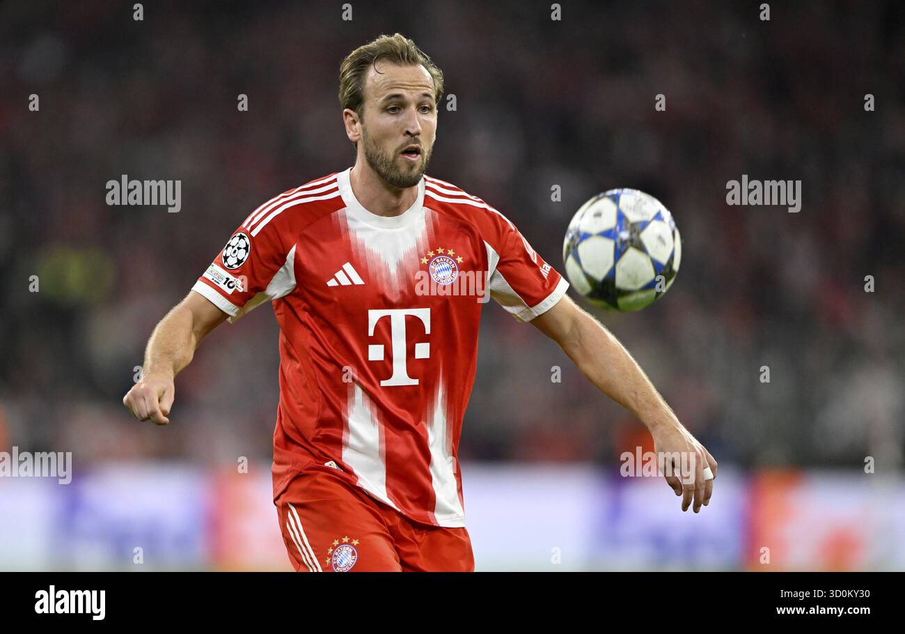 Harry Kane FC Bayern Munich FCB (09) action sur le ballon Ligue des champions, Allianz Arena, Munich, Bayern, Allemagne Banque D'Images