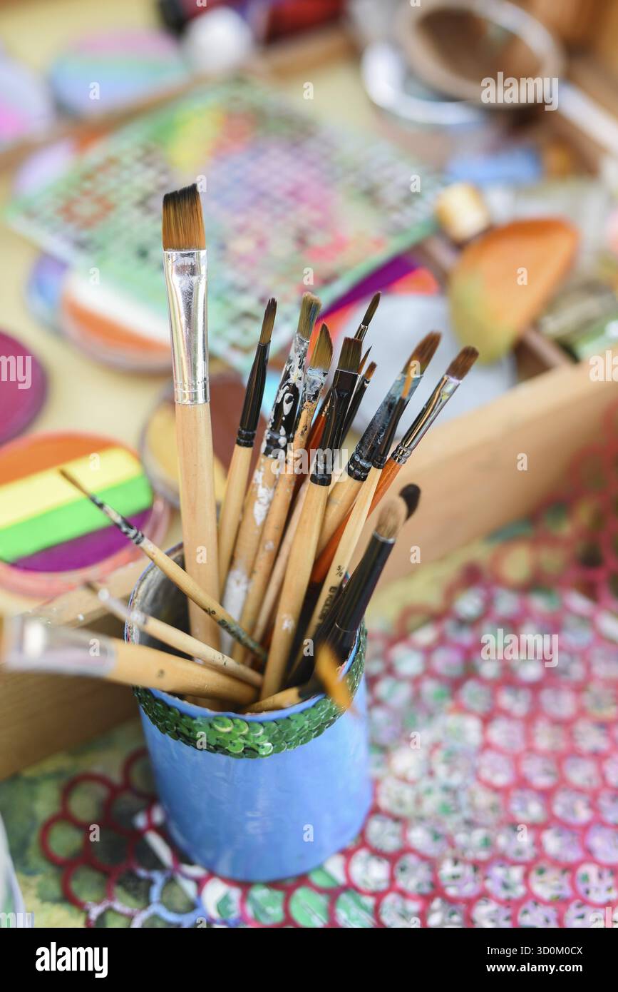Pinceaux et peintures d'artiste pour la peinture thématique du corps Banque D'Images
