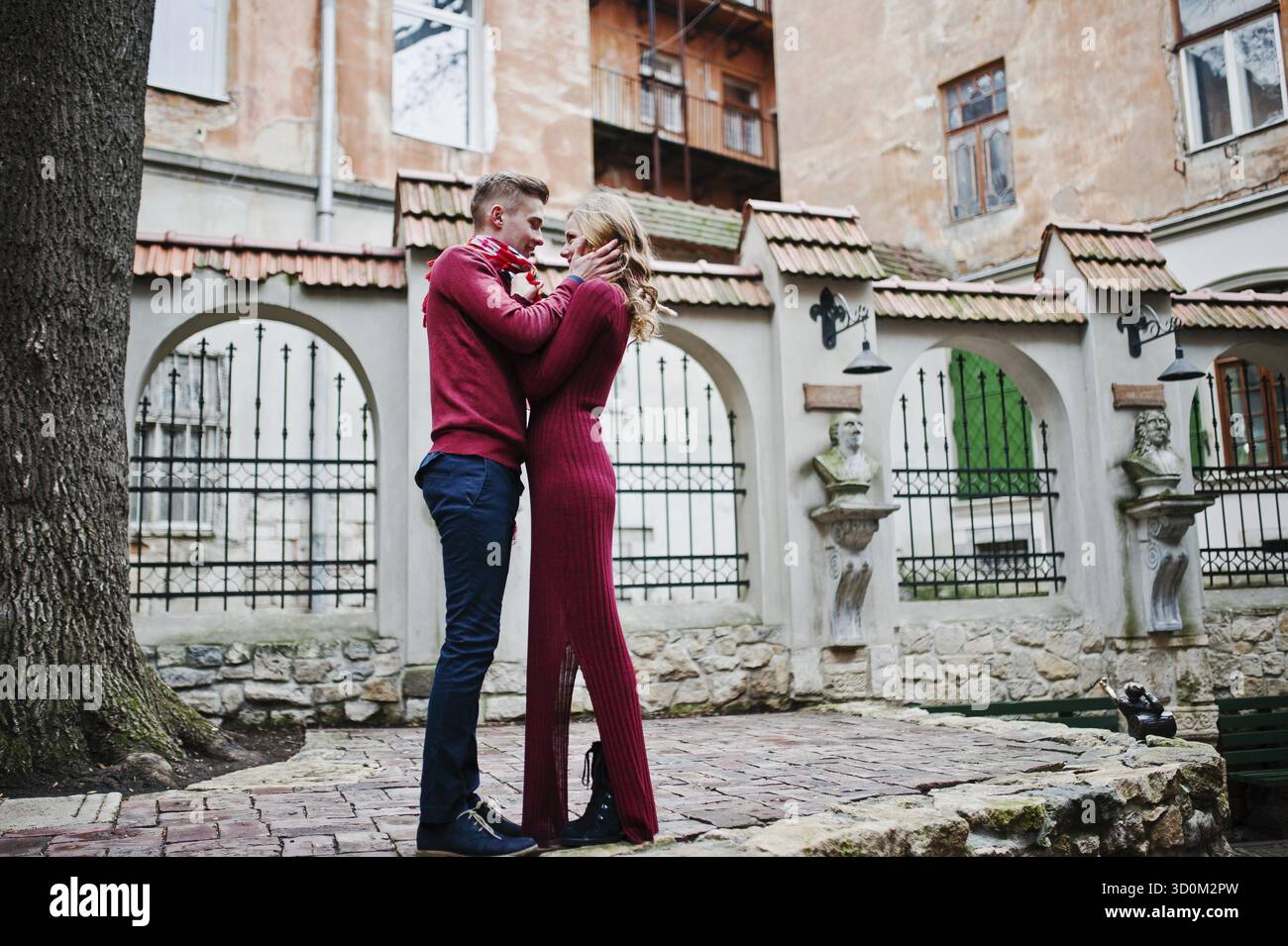 Beau jeune couple mode dans une robe rouge à l'histoire d'amour à la vieille ville Banque D'Images
