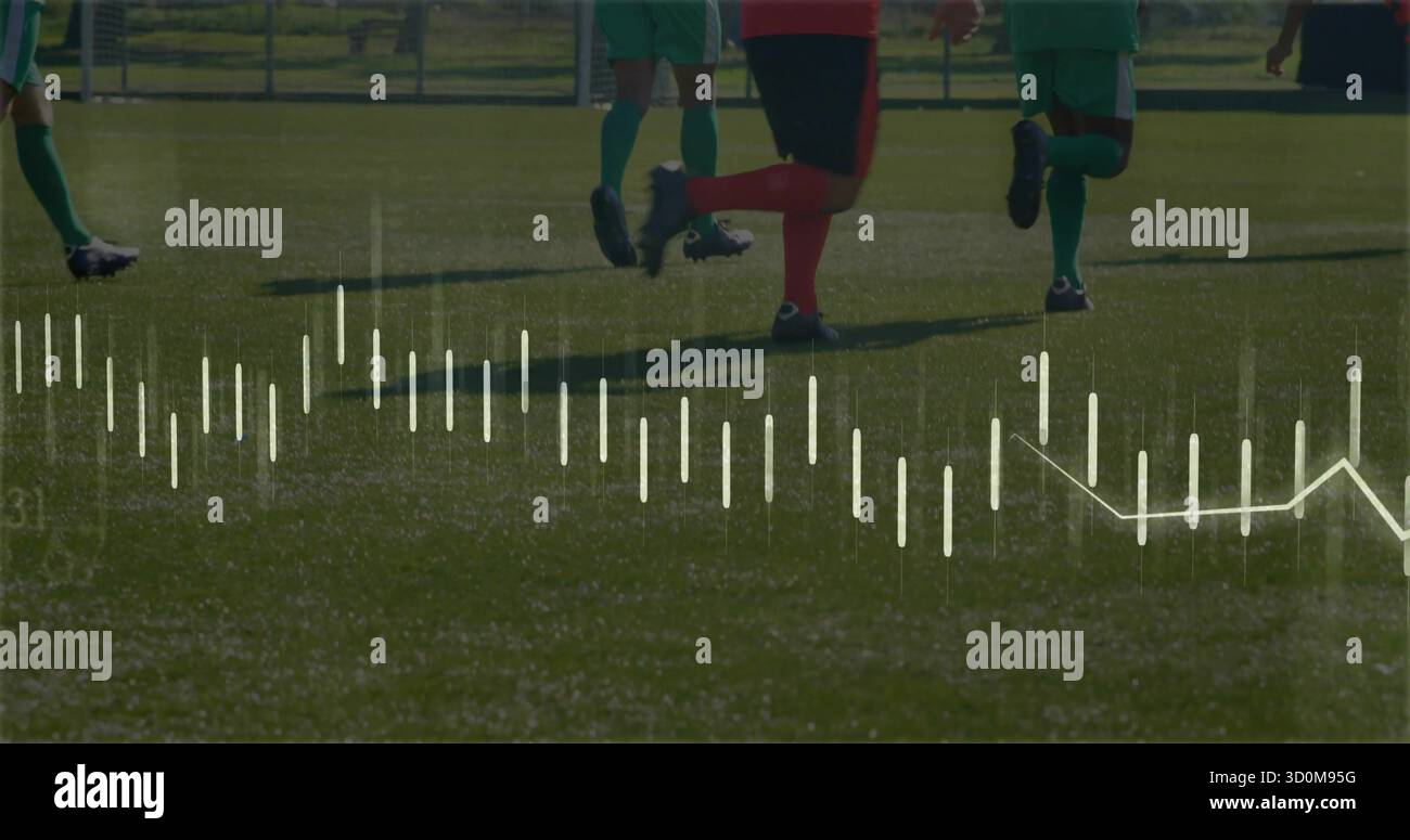 Les jambes des joueurs de football en cours de course portant des uniformes verts et rouges traversent le terrain avec superposition de données Banque D'Images