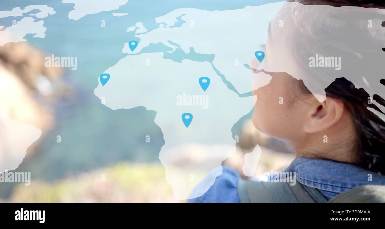 Voyageur regardant portant sac à dos au sommet d'une colline, avec superposition de carte et épingles bleues de localisation, espace de copie Banque D'Images