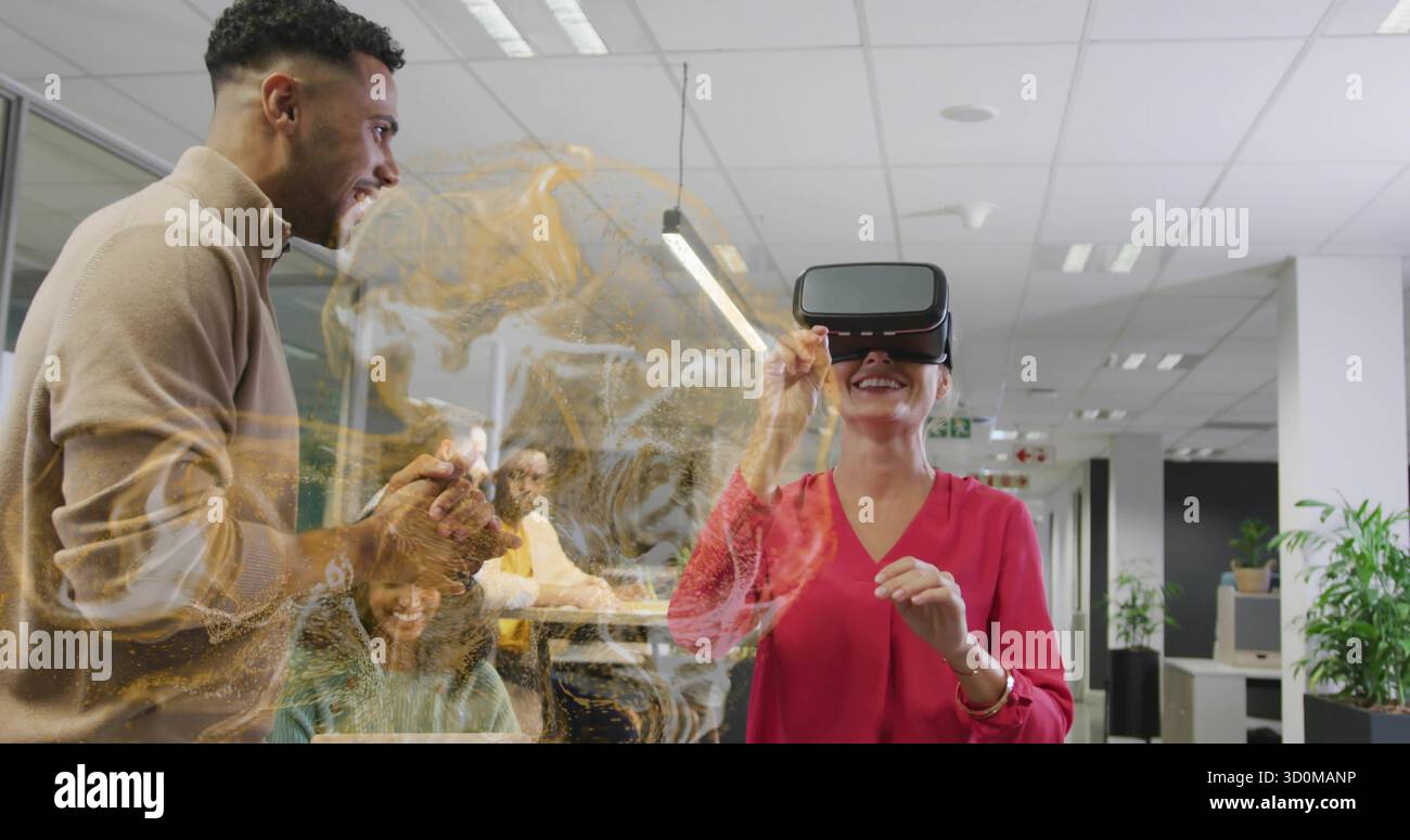 Femme hispanique dans une blouse rouge portant un casque VR à l'aide d'hologramme dans la réunion de bureau, espace de copie Banque D'Images