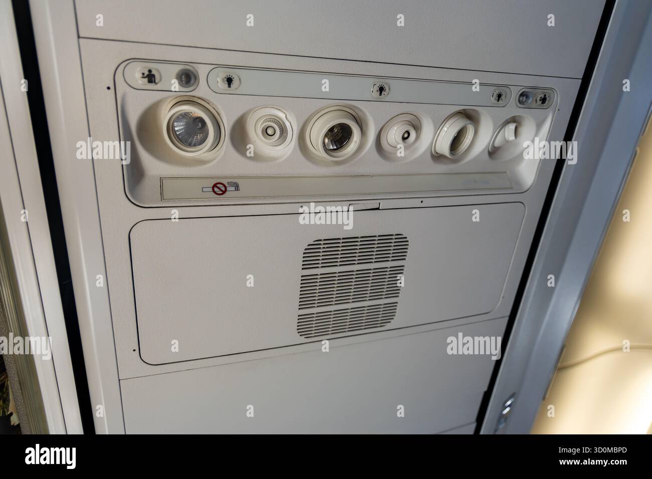 gros plan du panneau de l'unité de service passagers d'un avion Banque D'Images