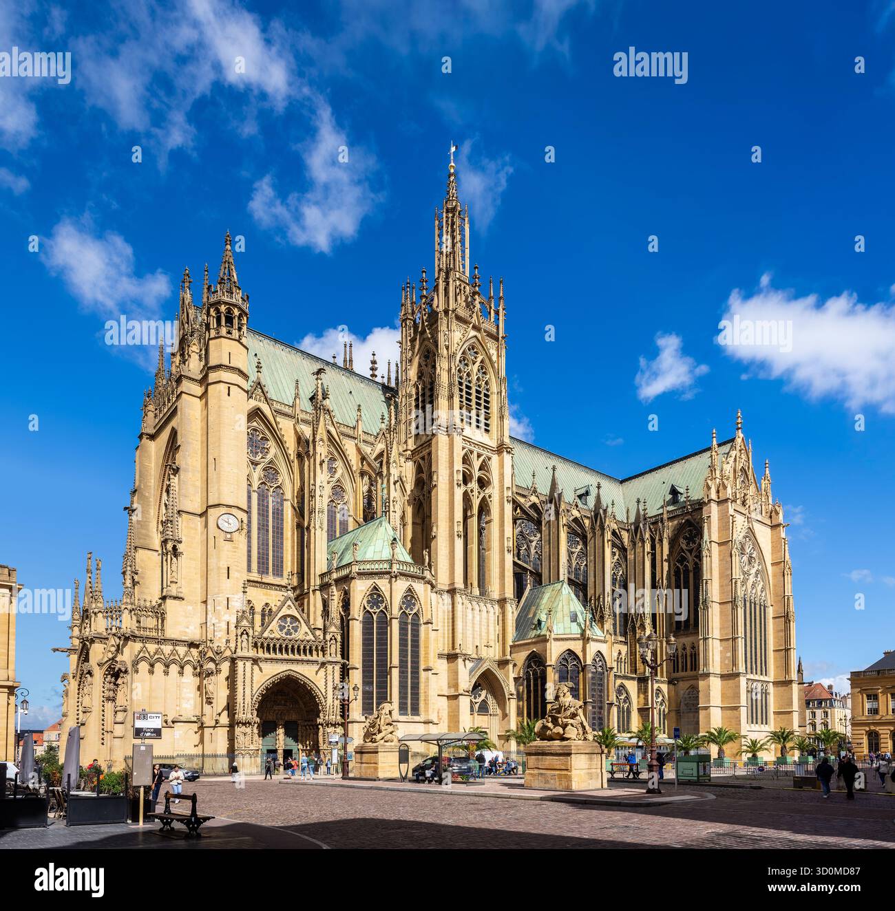 Façade sud de la cathédrale Saint-Étienne à Metz, France, vue de la place d'armes. Banque D'Images