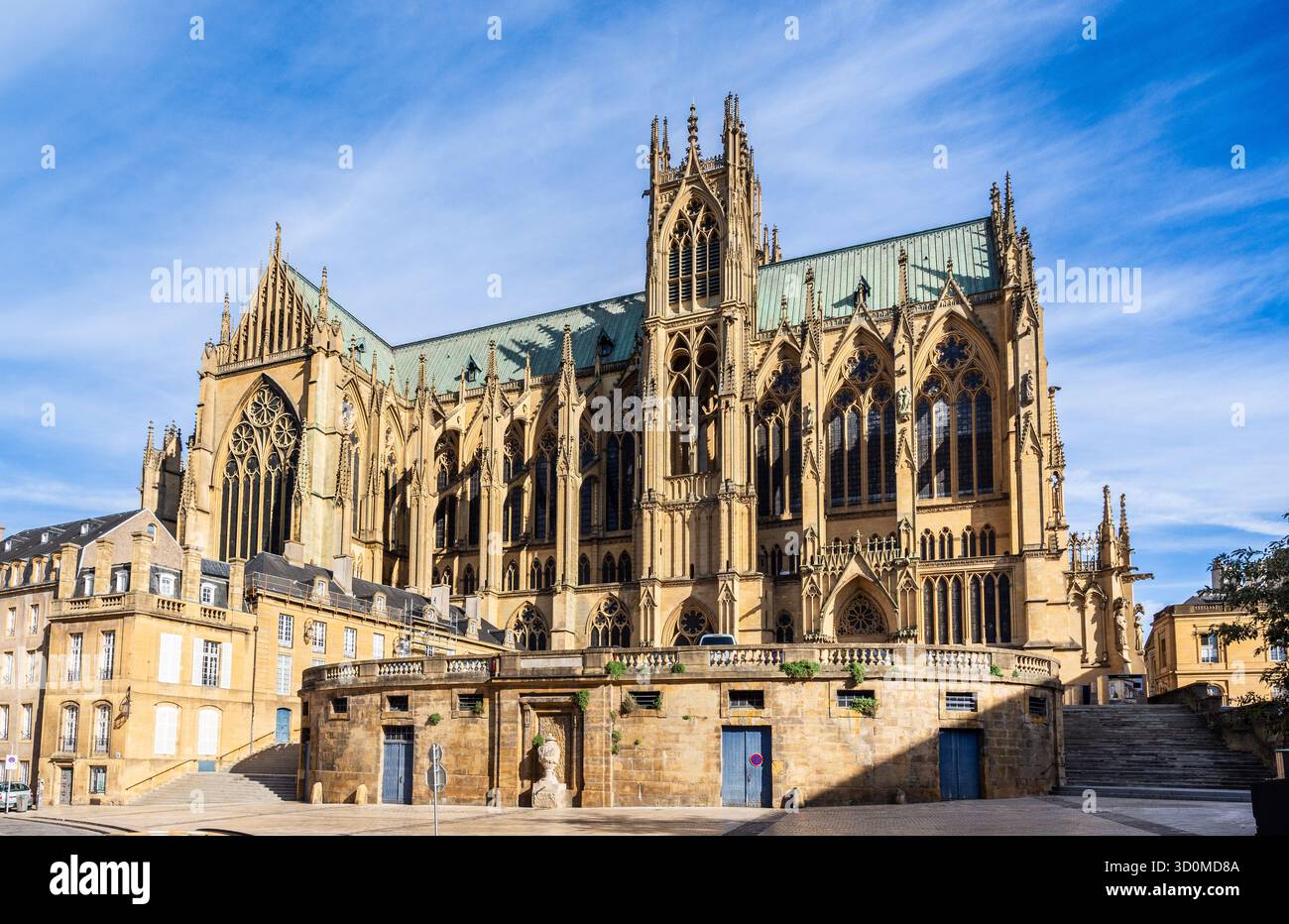 Façade nord de la cathédrale Saint-Étienne de Metz, France, réalisée en 1552 et classée monument historique depuis 1930, vue de la place de la Chambre. Banque D'Images