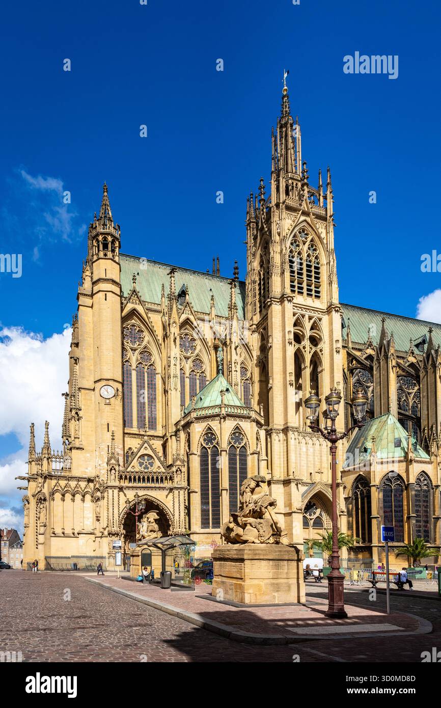 Façade sud de la cathédrale Saint-Étienne à Metz, France, vue de la place d'armes. Banque D'Images