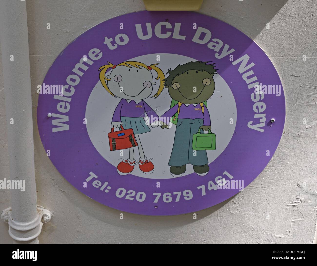 Signez pour University College London Day Nursery, Bloomsbury, Camden, Londres, Royaume-Uni - Nursery pour les enfants du personnel universitaire et hospitalier. Banque D'Images
