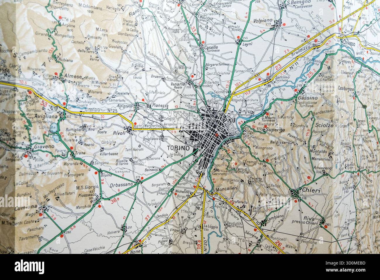 Carte routière vintage montrant la grille urbaine de Turin, Moncalieri et les autoroutes environnantes dans le Piémont, Italie. Banque D'Images