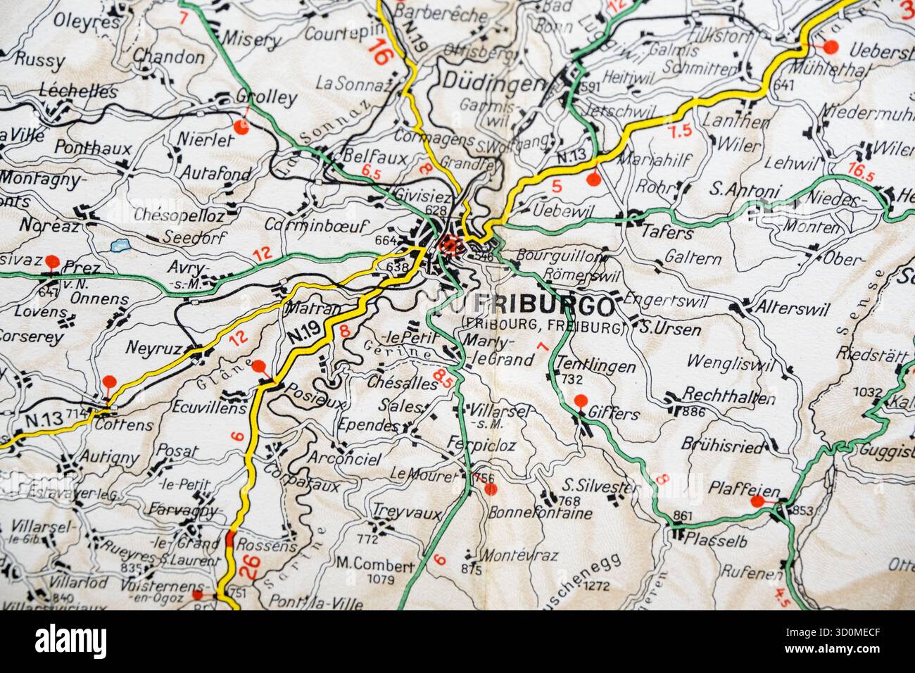 Détail de carte routière vintage montrant Fribourg (Friburgo) et les environs en Suisse. Banque D'Images