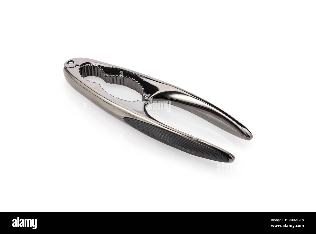 Outil de cuisine casse-noix en acier inoxydable avec poignées ergonomiques isolé sur fond blanc Banque D'Images