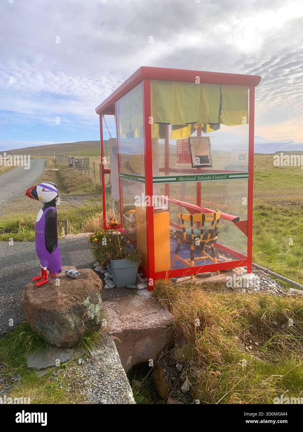 Shetland Island UK British Scotland Islands arrêt de bus Bee Grande image eau mer terre eau écluse été ciel nuages jolie vue vues signes - Image de stock capturée avec un smartphone