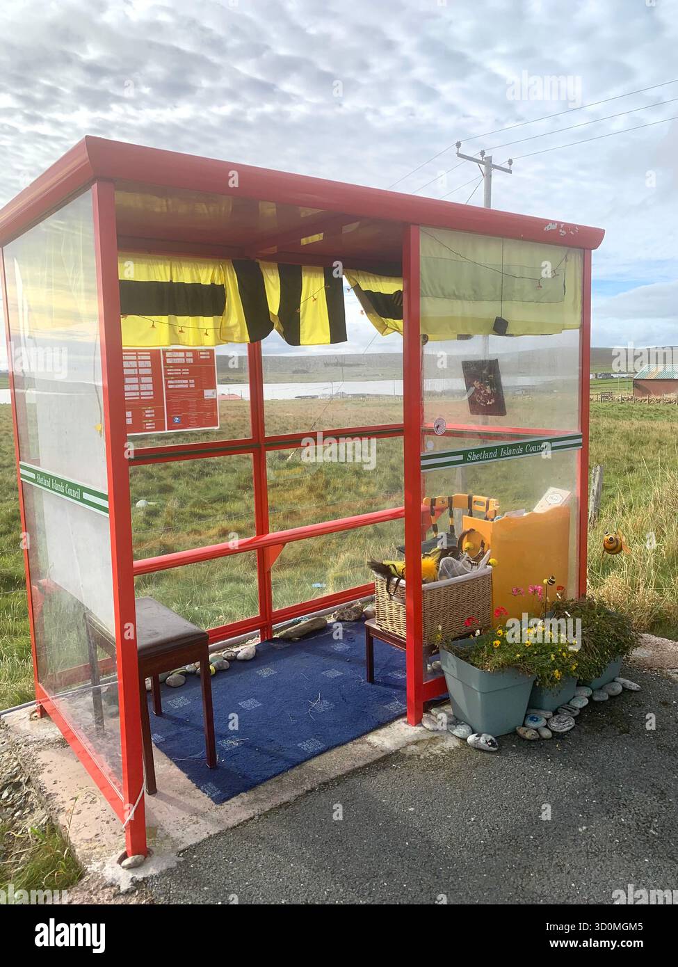 Shetland Island UK British Scotland Islands arrêt de bus Bee Grande image eau mer terre eau écluse été ciel nuages jolie vue vues signes - Image de stock capturée avec un smartphone