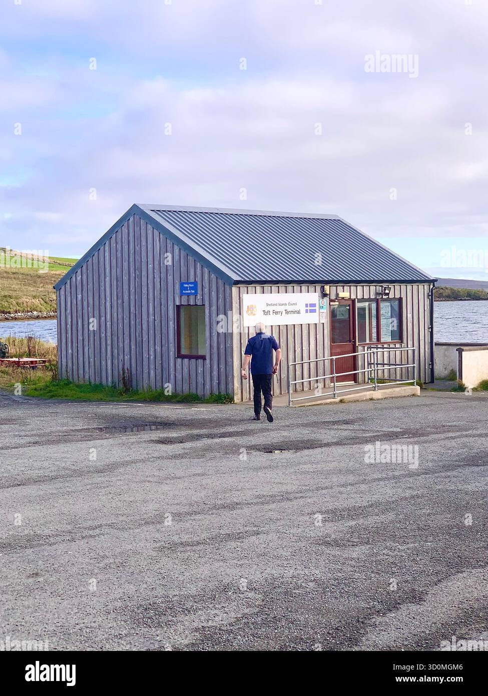 Shetland Island UK British Scotland Islands arrêt de bus Bee Grande image eau mer terre eau écluse été ciel nuages jolie vue vues signes - Image de stock capturée avec un smartphone