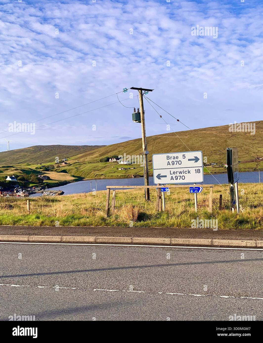 Shetland Island UK British Scotland Islands arrêt de bus Bee Grande image eau mer terre eau écluse été ciel nuages jolie vue vues signes - Image de stock capturée avec un smartphone