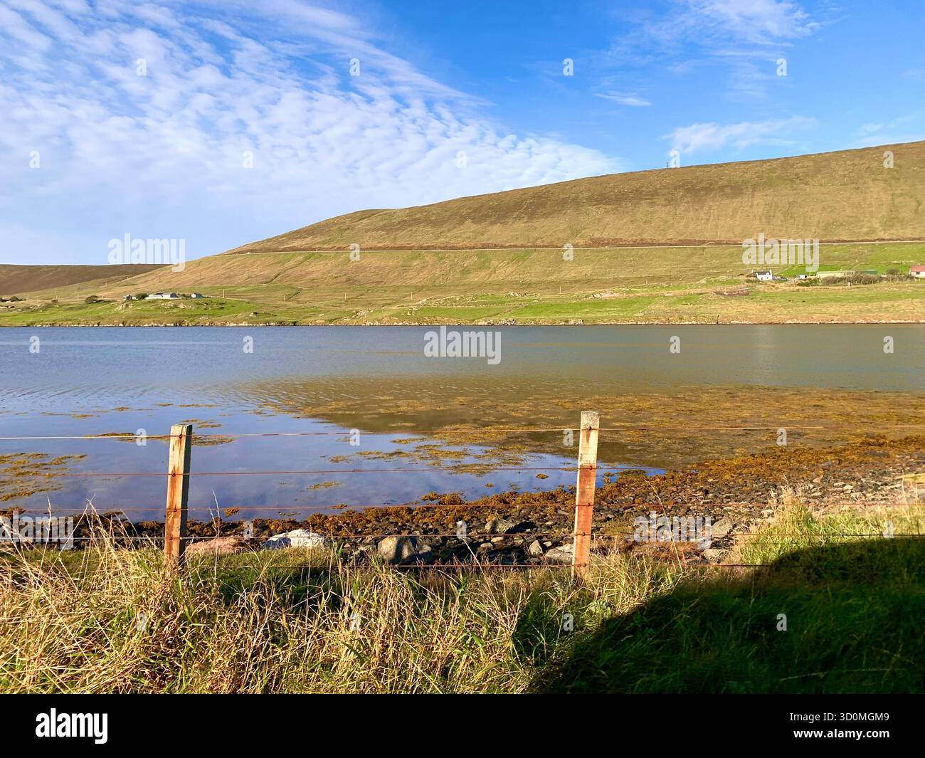 Shetland Island UK British Scotland Islands arrêt de bus Bee Grande image eau mer terre eau écluse été ciel nuages jolie vue vues signes - Image de stock capturée avec un smartphone