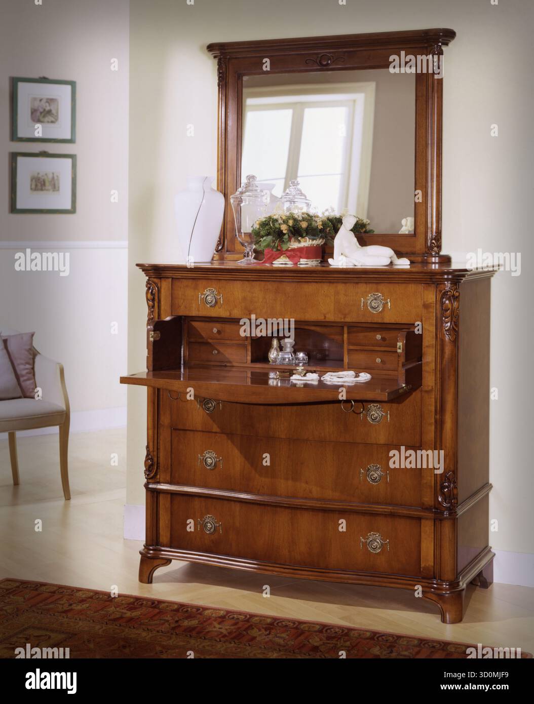 Gros plan d'une commode de chambre en bois de style classique Banque D'Images