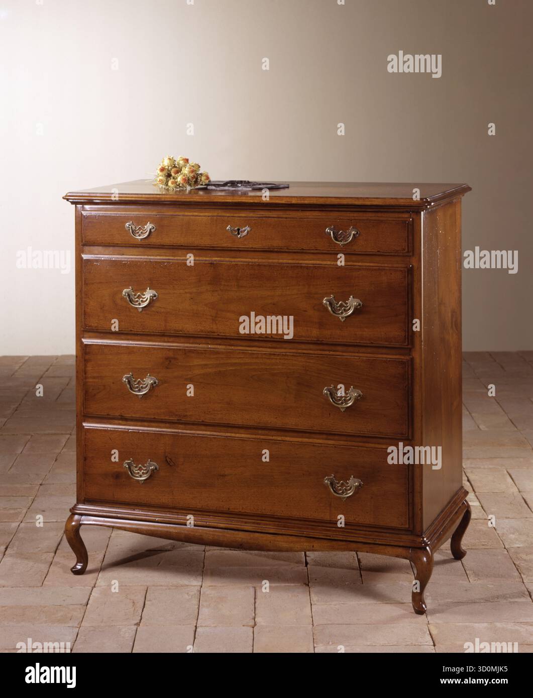 Gros plan d'une commode de chambre en bois de style classique Banque D'Images