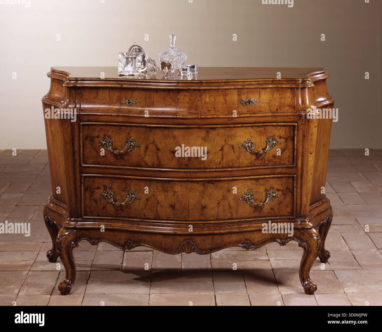Gros plan d'une commode de chambre en bois de style classique Banque D'Images