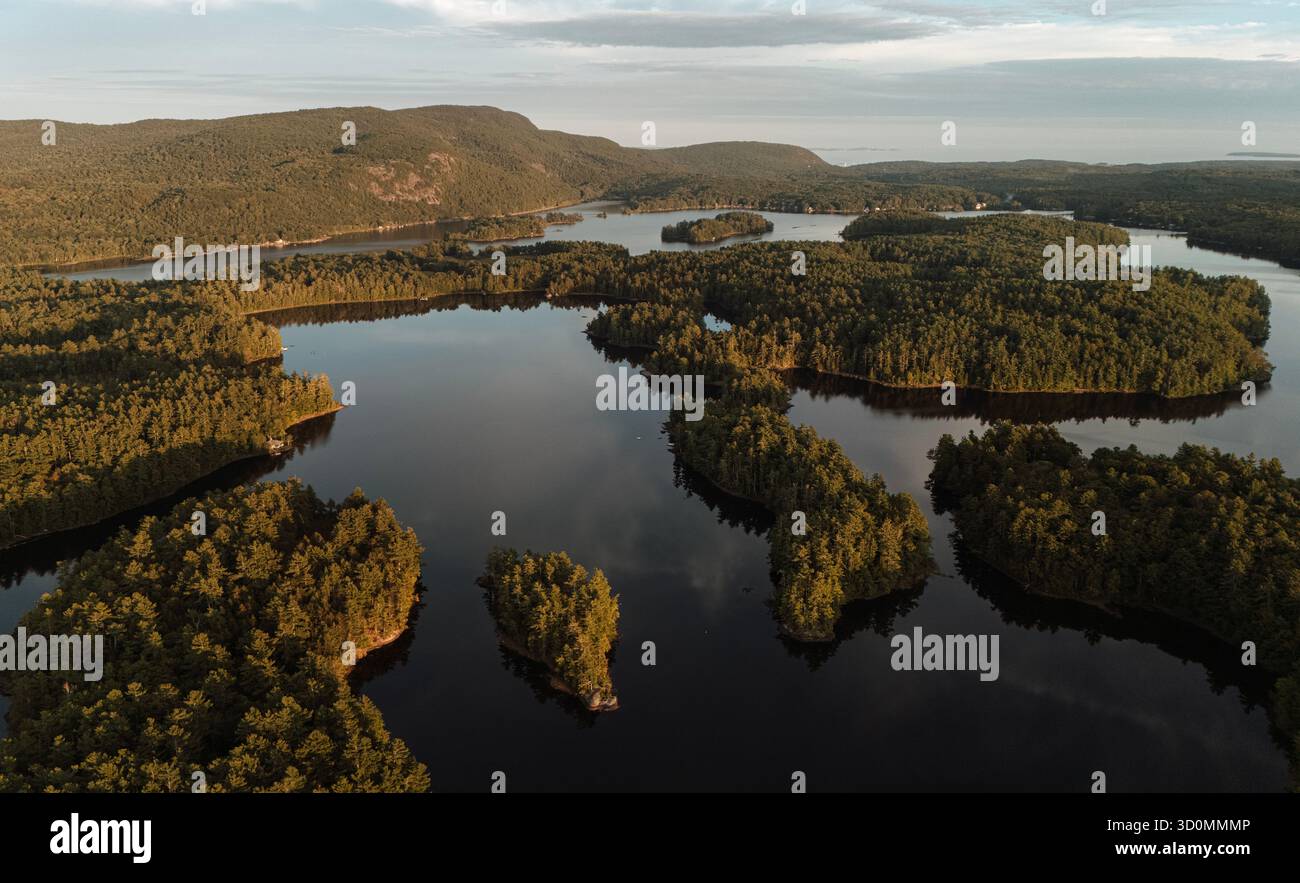 Vue aérienne des îles du lac Megunticook, Camden Maine Banque D'Images