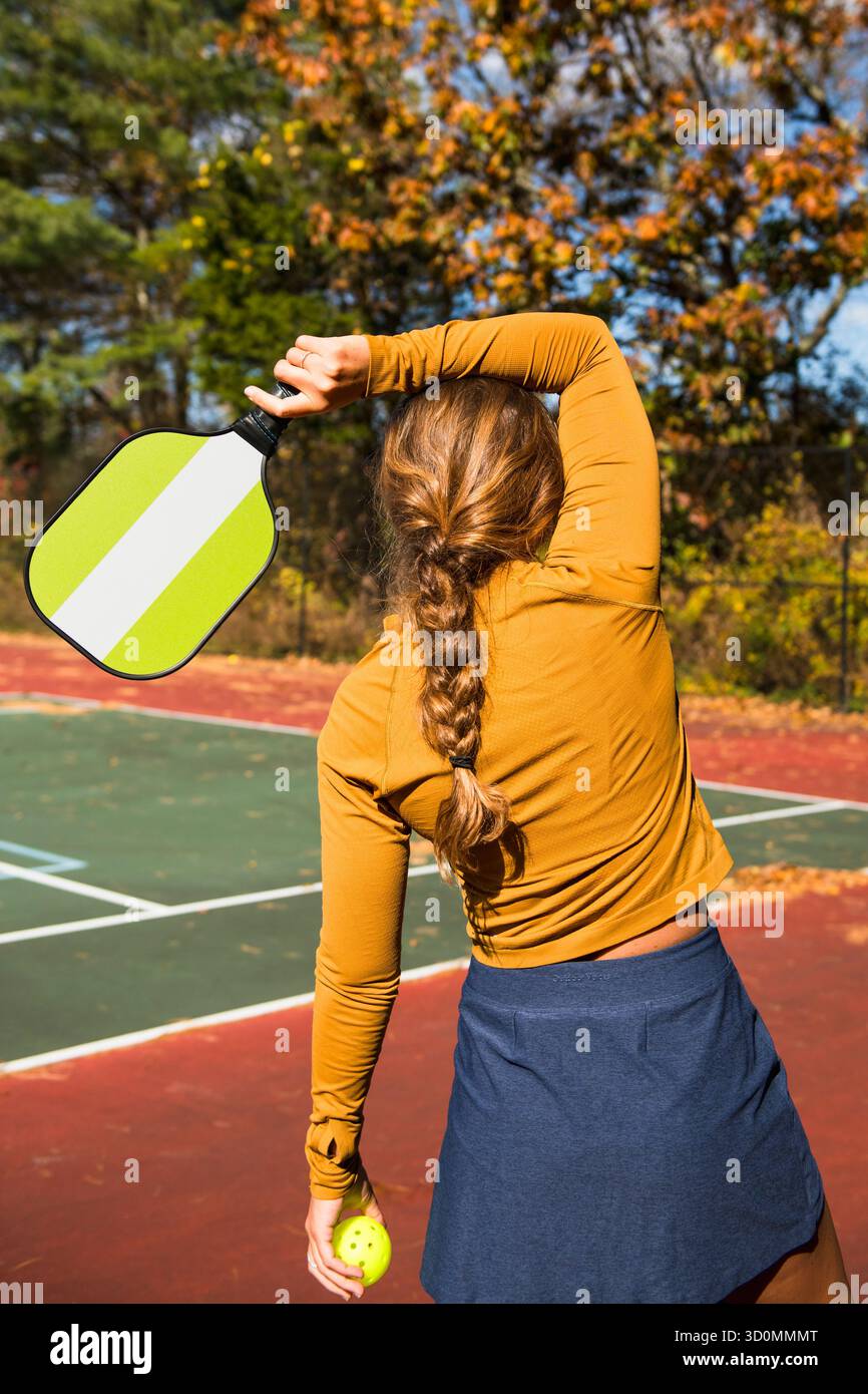 Femme jouant au pickleball en automne Banque D'Images