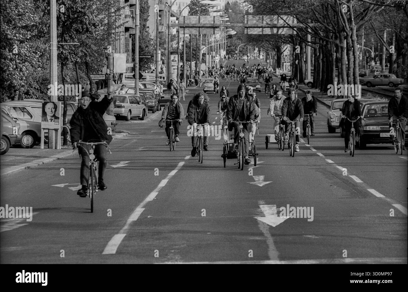 Allemagne, Berlin, 10.05.1992, manifestation à vélo contre le périphérique du centre-ville, Prenzlauer Berg, [traduction automatique] Banque D'Images