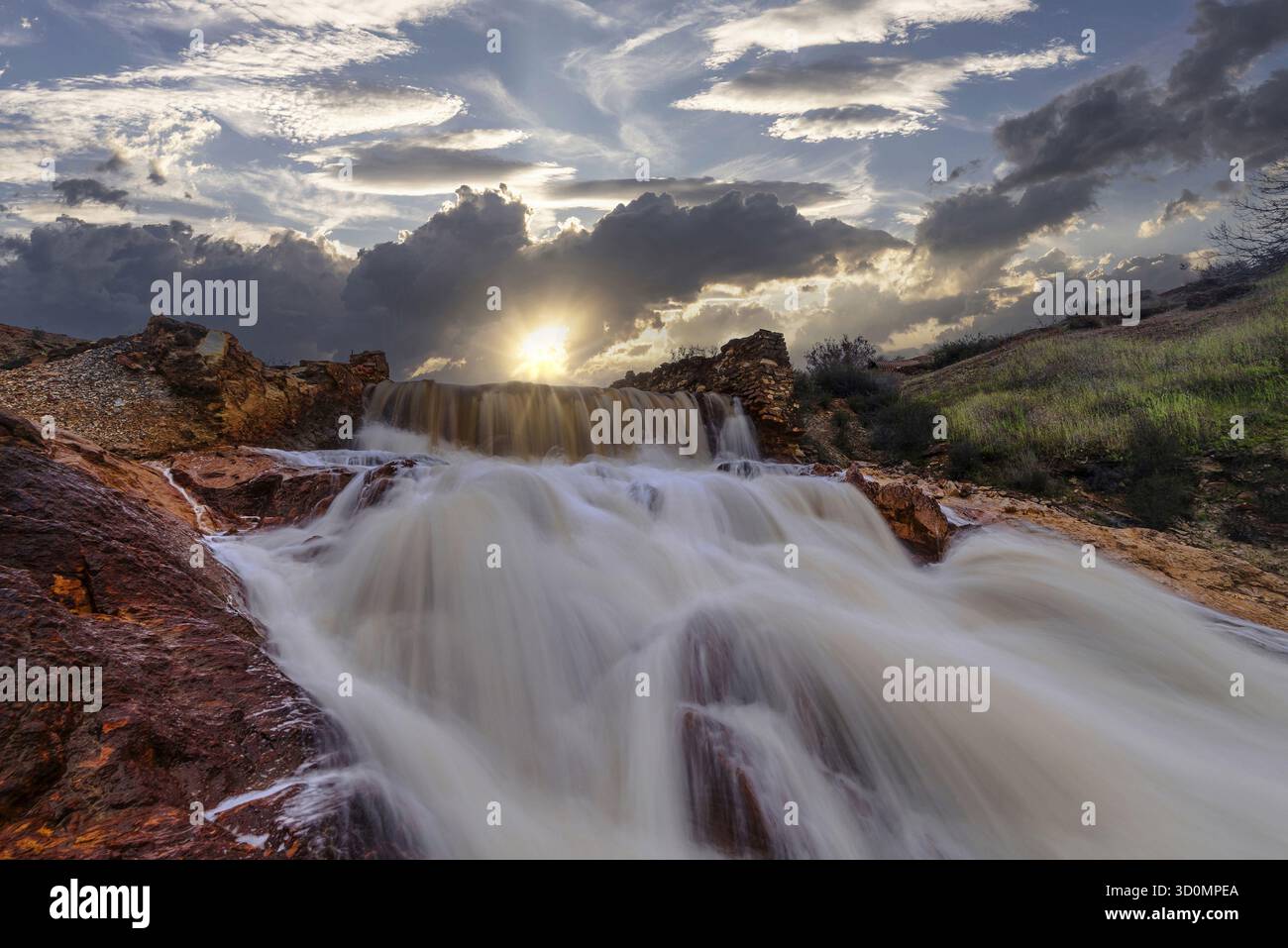 Coucher de soleil doré sur la cascade de Copper River avec minéral unique de Banque D'Images