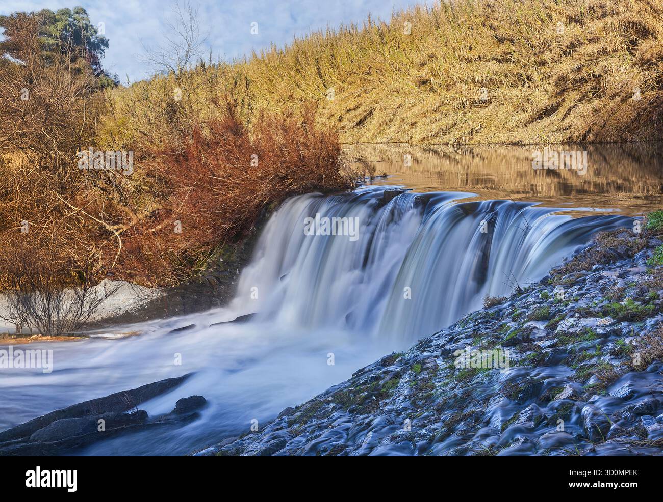 Cascade tranquille sur la rivière Murtigas au Portugal Banque D'Images
