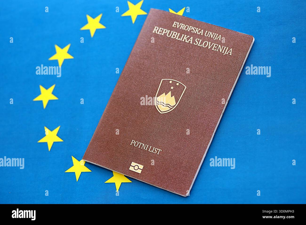 Passeport slovène sur fond drapeau bleu de l'union européenne gros plan. Citoyenneté dans les pays d'Europe concept Banque D'Images