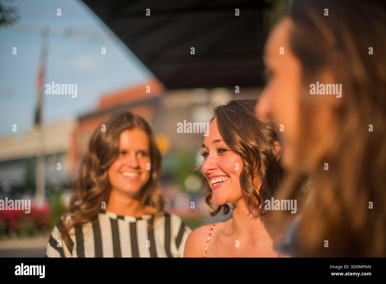 balade le week-end dans la ville avec des amis Banque D'Images