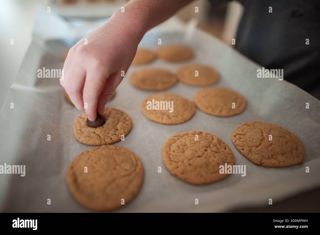 La main place le chocolat sur le biscuit à la maison Banque D'Images