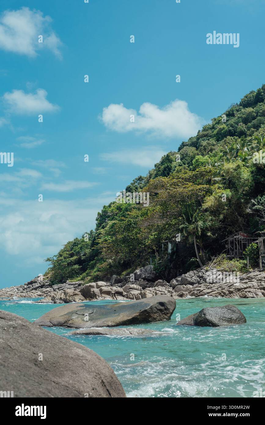 Rocky Coast et Jungle Hills à Haad Thong Reng, Koh Phangan, Thaïlande Banque D'Images