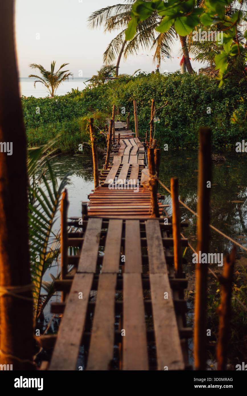 Passerelle en bois au-dessus du lagon près de Koh ma, Koh Phangan, Thaïlande Banque D'Images